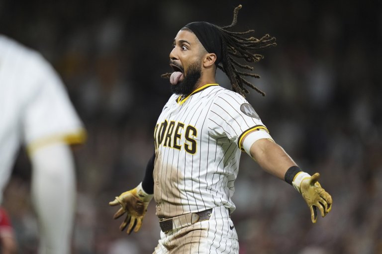 Fernando Tatis Jr.'s 10th-inning sacrifice fly lifts the Padres to a 4-3 win over the Reds | iNFOnews.ca