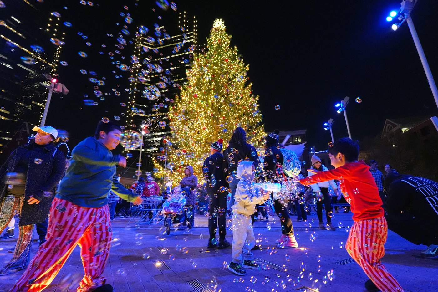 Photos show a world aglow with holiday lights | iNFOnews.ca