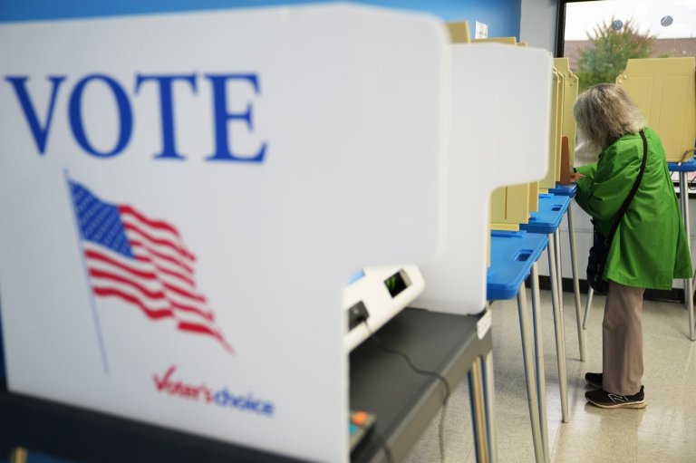 Voters favor Democrats on key issues but lack faith in either party to solve problems: AP-NORC poll | iNFOnews.ca