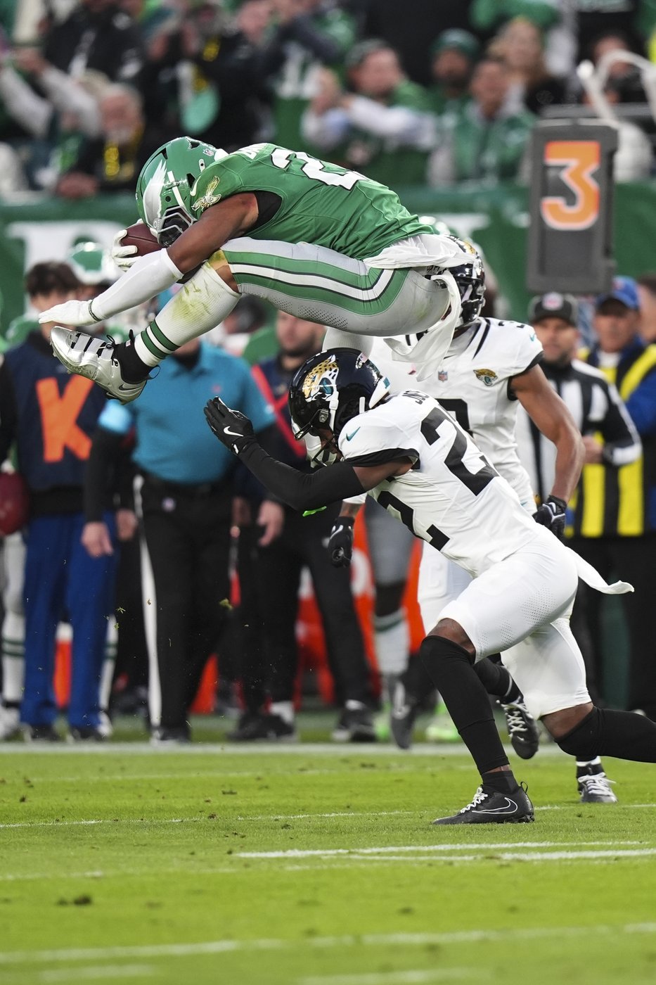 Saquon Barkley shines with backward leap, 2 touchdowns in Eagles' 28-23 win over Jaguars | iNFOnews.ca