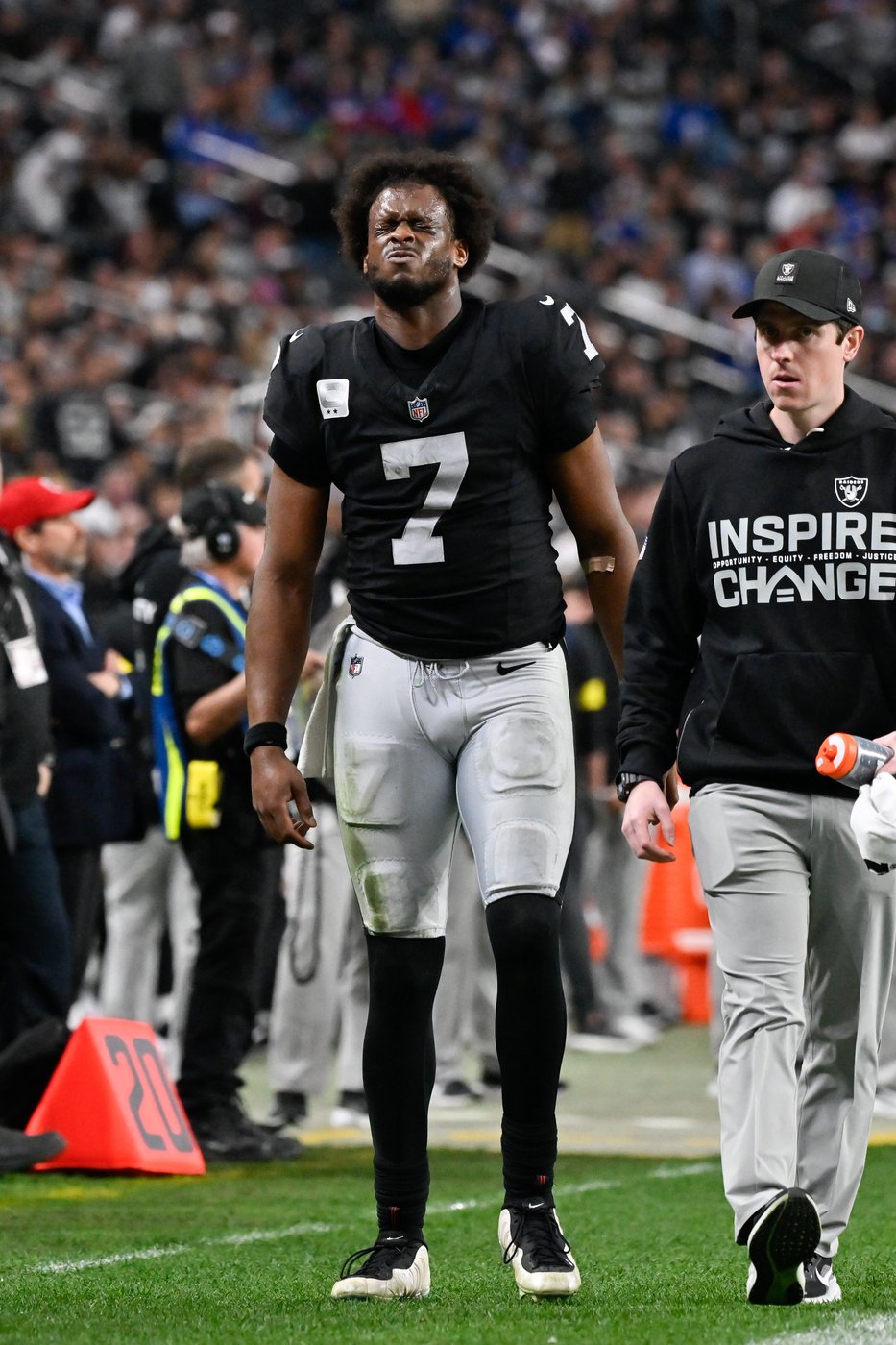 Raiders QB Geno Smith leaves game in fourth quarter with an ankle injury | iNFOnews.ca