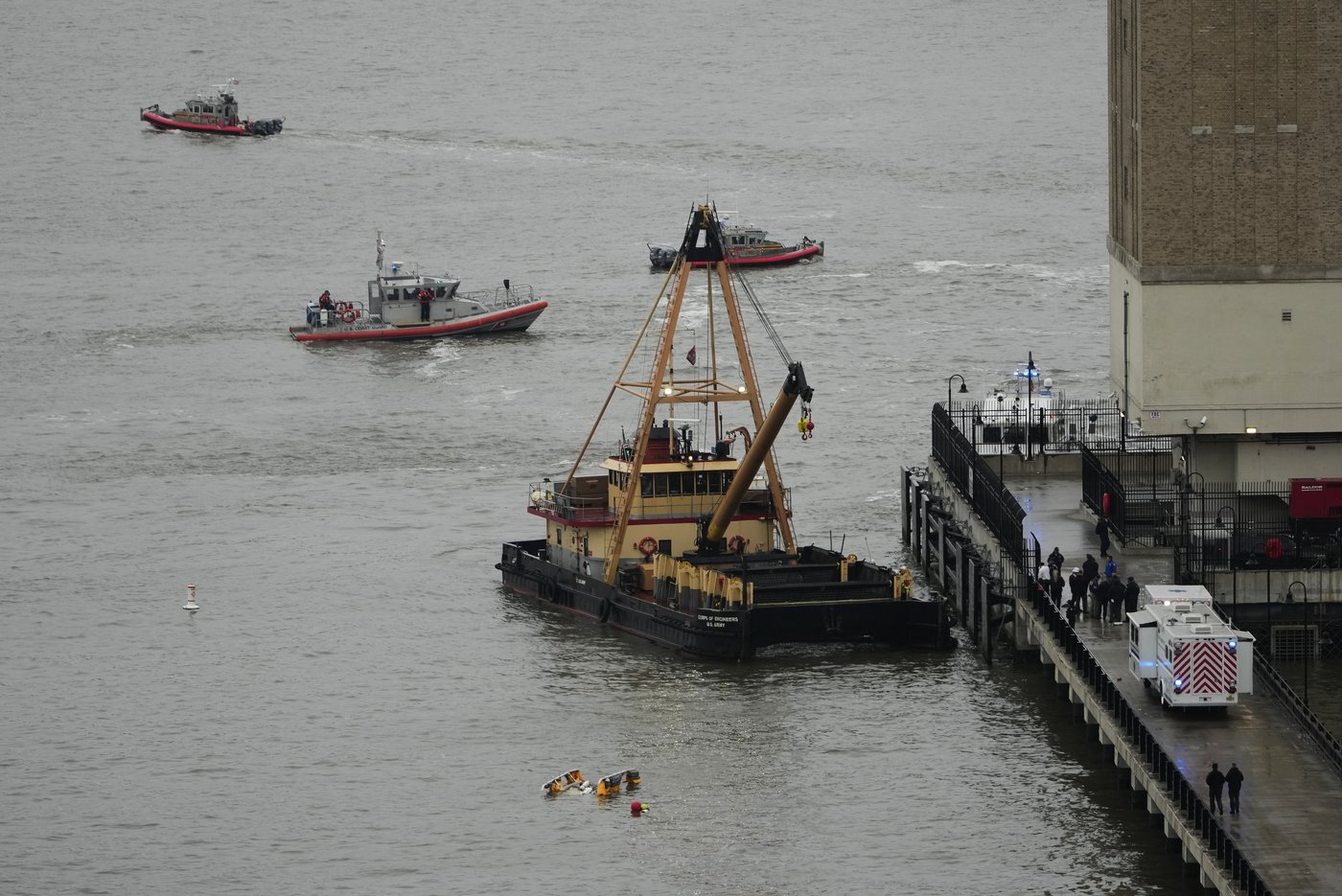 Divers search for parts after NYC helicopter crash killed a family of five and the pilot, a Navy vet | iNFOnews.ca Divers search for parts after NYC helicopter crash killed a family of five and the pilot, a Navy vet | iNFOnews.ca