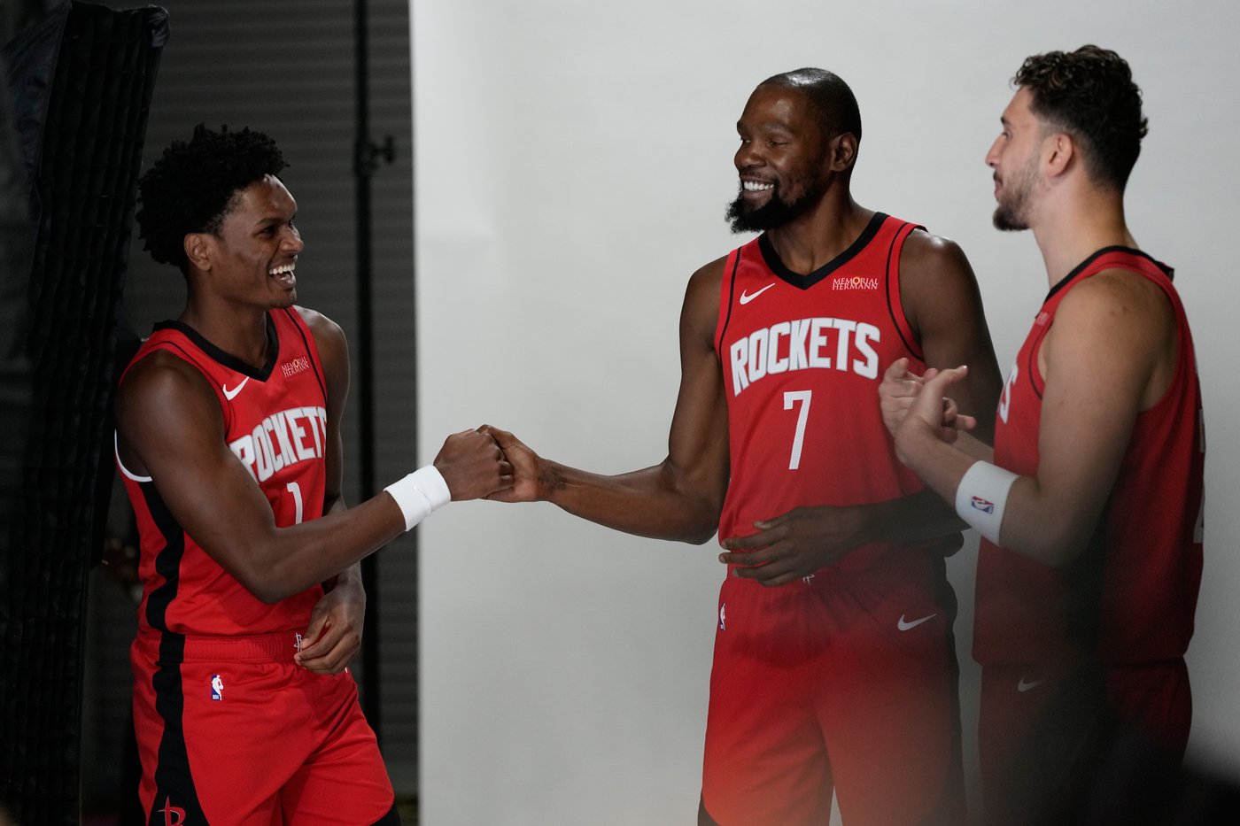 Kevin Durant joins Houston Rockets in blockbuster trade, boosting title hopes | iNFOnews.ca