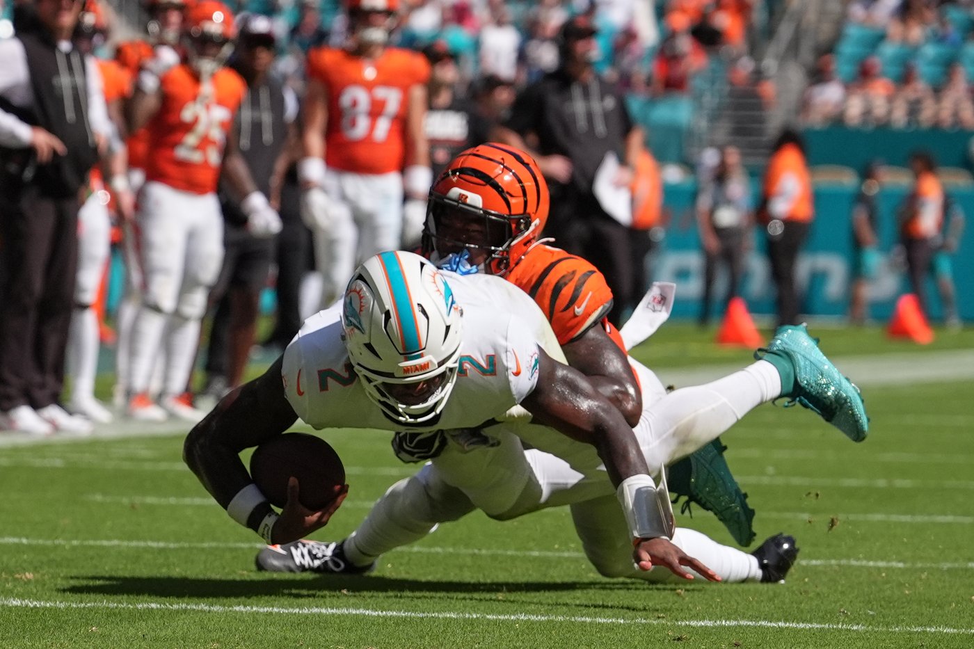 Burrow throws 4 TDs, Battle has pair of interceptions as Bengals beat Dolphins 31-24 | iNFOnews.ca