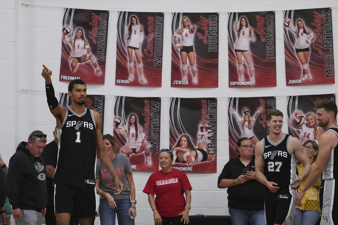 Spurs surprise central Texas students with visit after deadly flash flood | iNFOnews.ca Spurs surprise central Texas students with visit after deadly flash flood | iNFOnews.ca