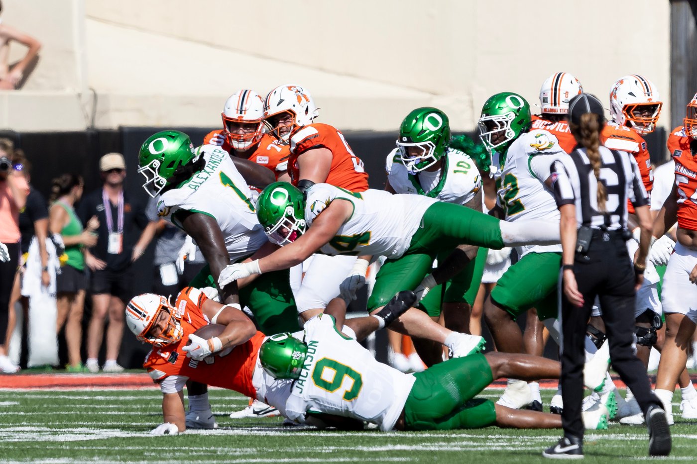 Texas takes No. 1 in the AP Top 25, Oregon falls and Michigan returns | iNFOnews.ca Texas takes No. 1 in the AP Top 25, Oregon falls and Michigan returns | iNFOnews.ca
