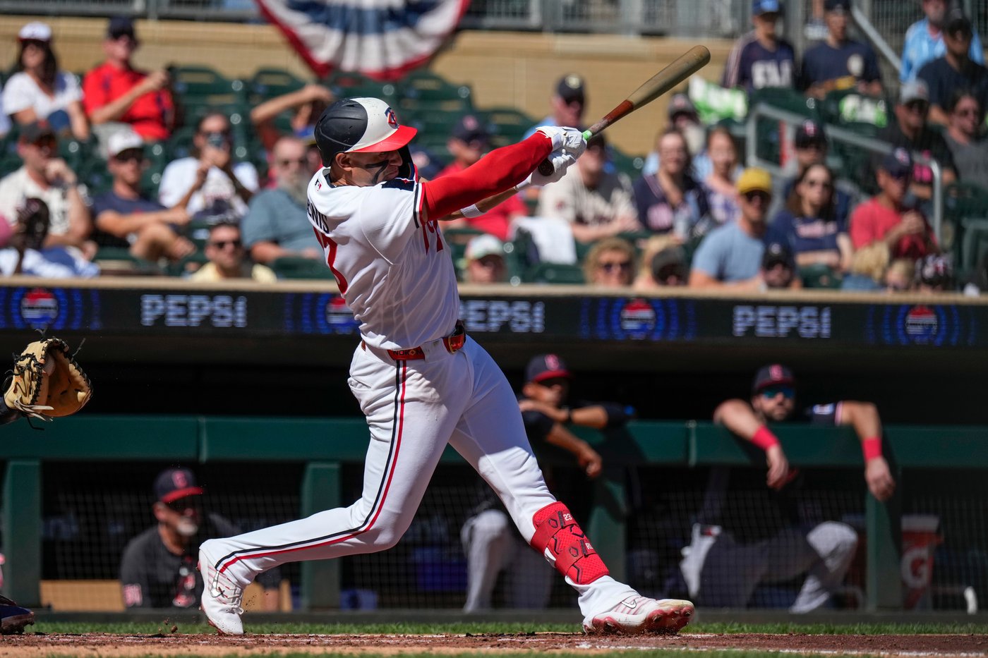 Kwan, Bazzana help Guardians beat Twins 9-2, pull within 1/2 game of AL Central-leading White Sox | iNFOnews.ca