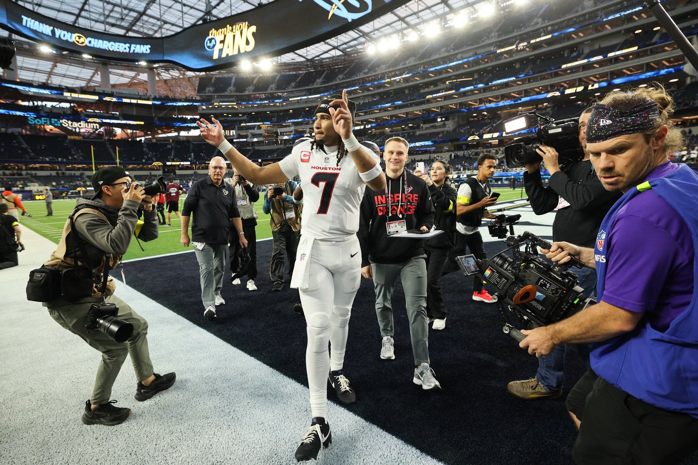 Ravens stay alive, Texans secure a playoff spot, Bears and Broncos clinch division titles | iNFOnews.ca Ravens stay alive, Texans secure a playoff spot, Bears and Broncos clinch division titles | iNFOnews.ca