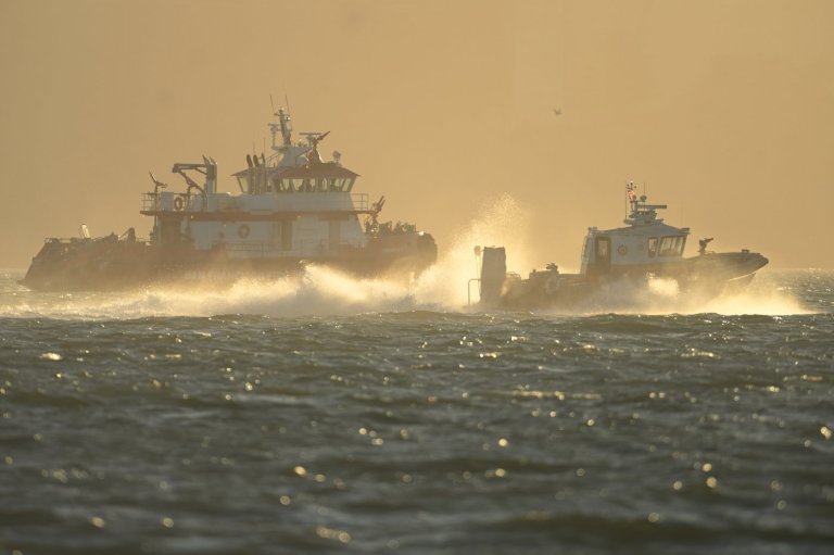 Search and rescue operation for a sunken pontoon boat near Alcatraz Island, in photos | iNFOnews.ca