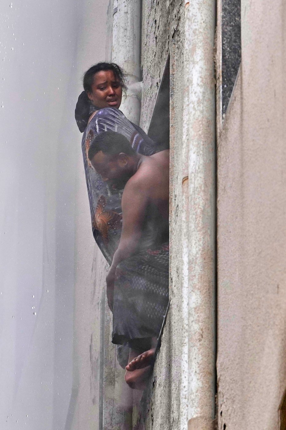 Photos show rescue efforts and aftermath of New Delhi building fire | iNFOnews.ca