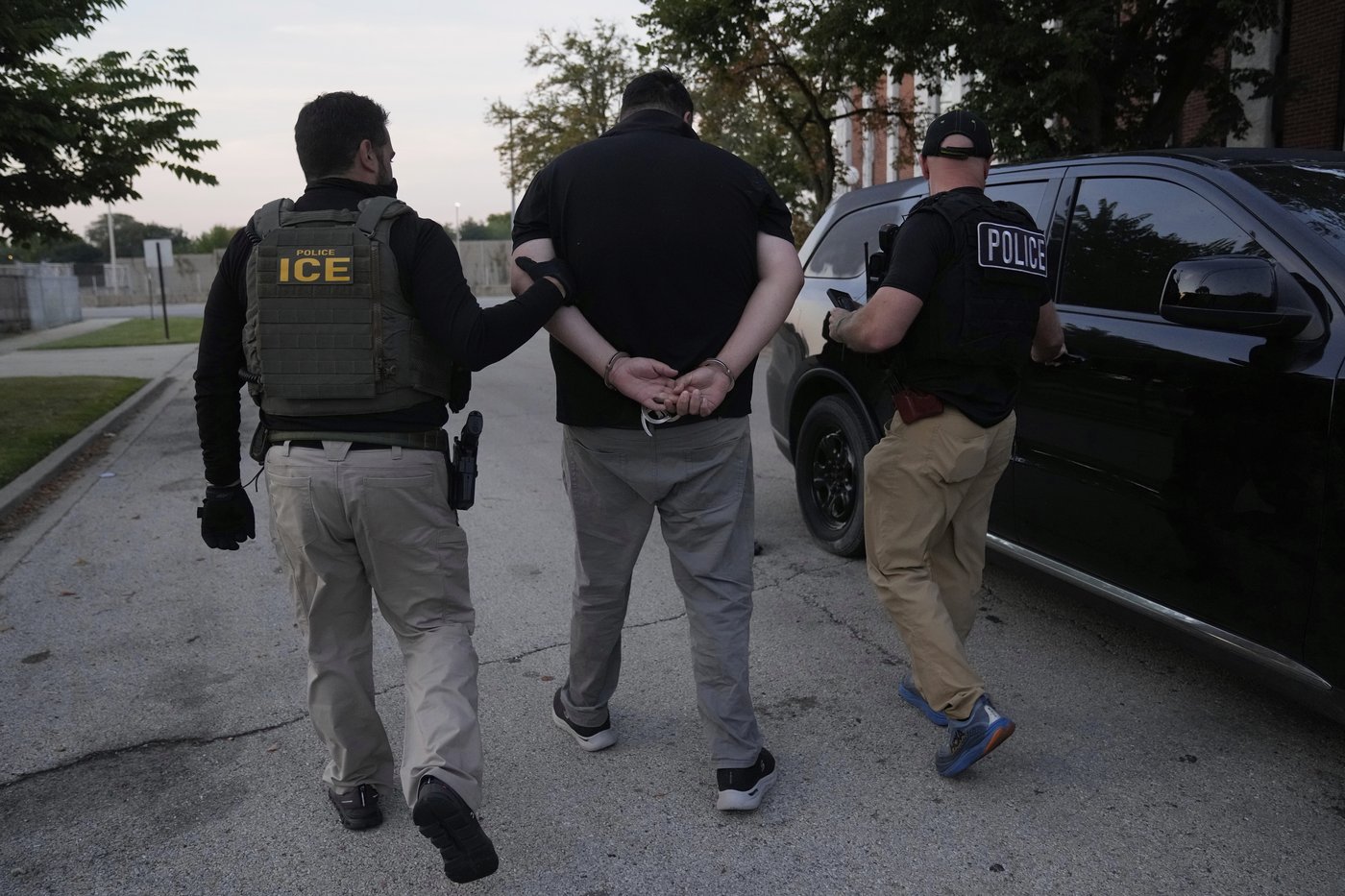 ICE denies using excessive force as it broadens immigration arrests in Chicago | iNFOnews.ca