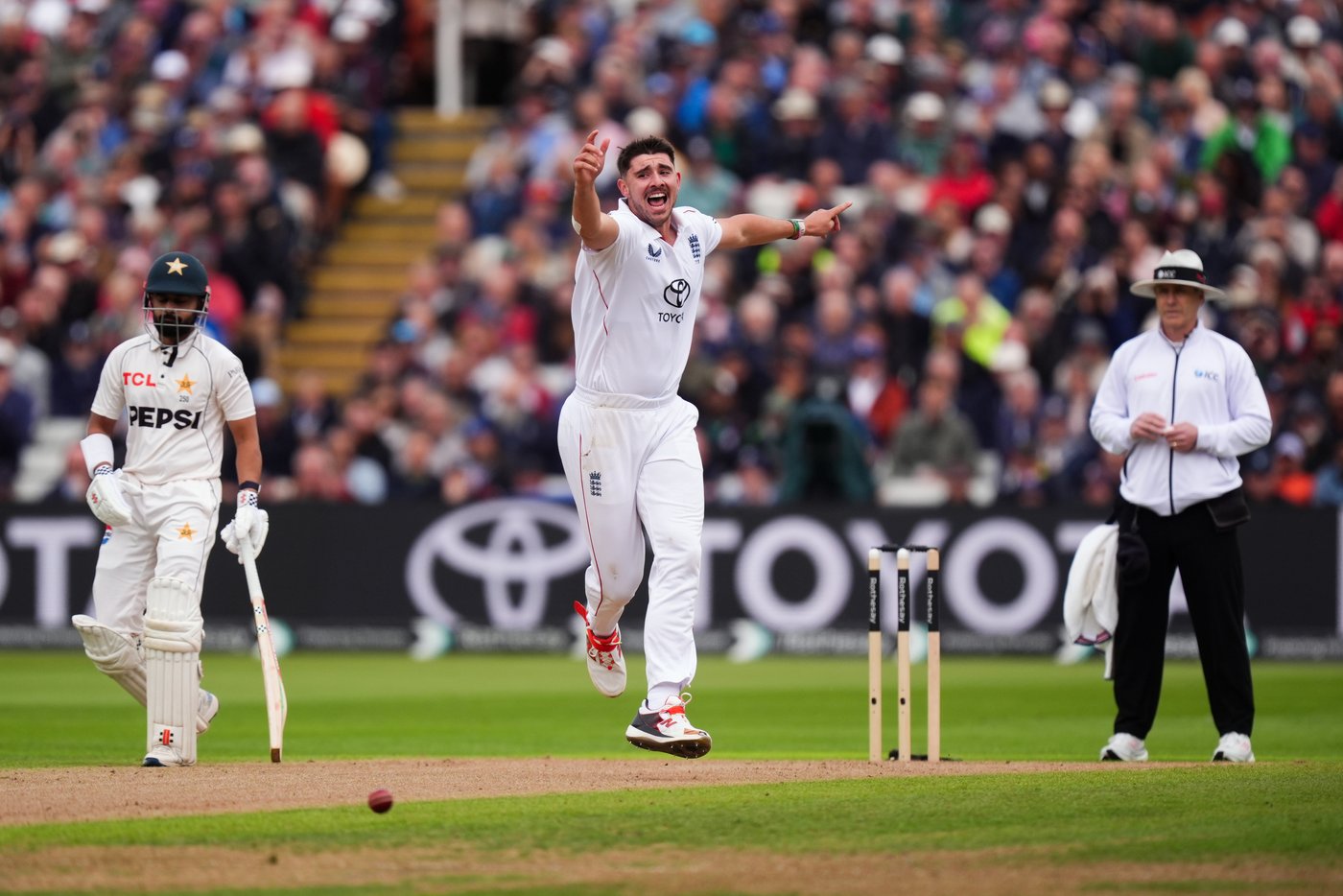 Pakistan hits back after being skittled for 133 in 3rd test vs England | iNFOnews.ca