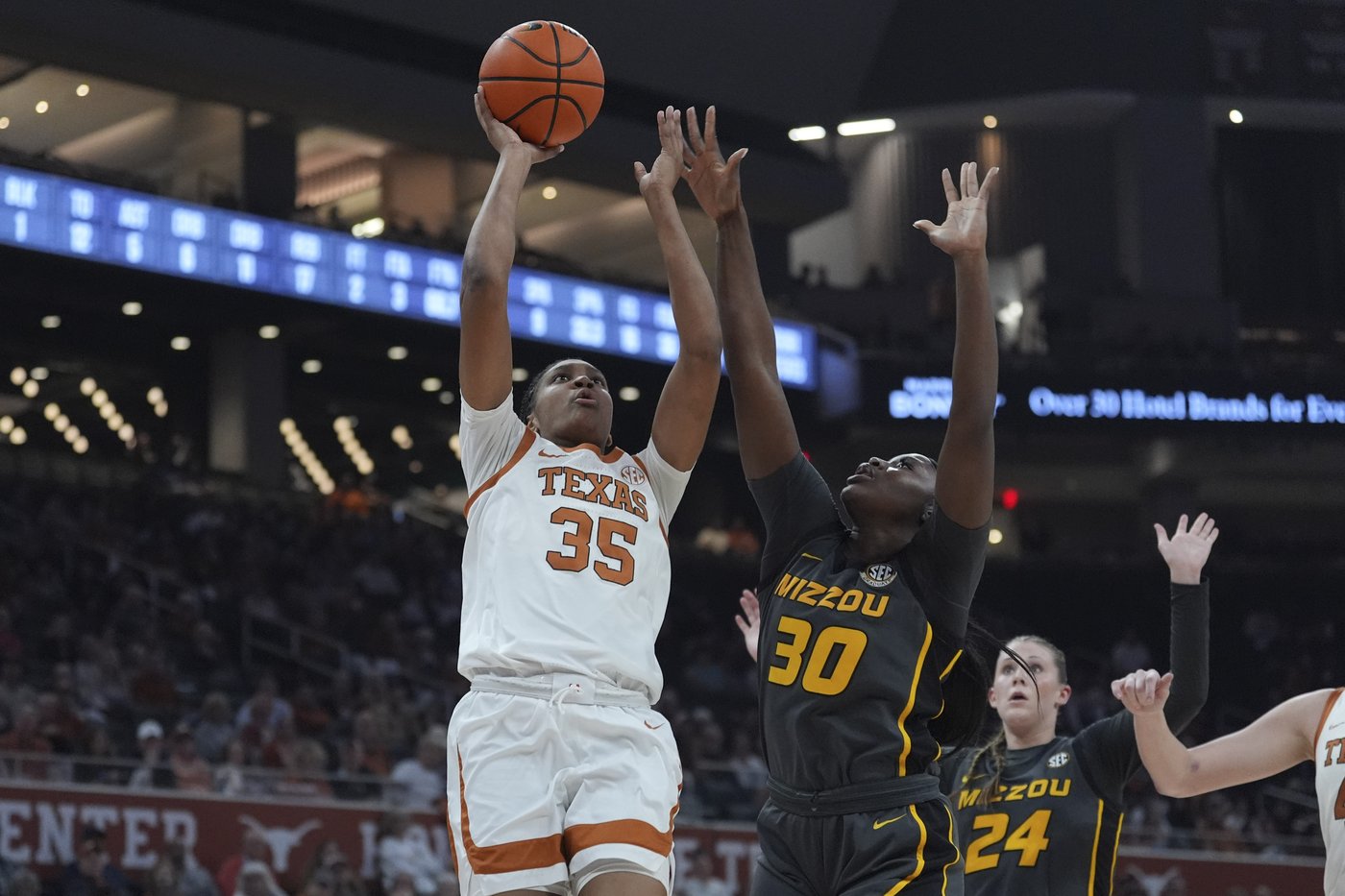 Jones and Booker lead No. 5 Texas past Missouri 70-61 for Longhorns' 18th straight home win | iNFOnews.ca Jones and Booker lead No. 5 Texas past Missouri 70-61 for Longhorns' 18th straight home win | iNFOnews.ca