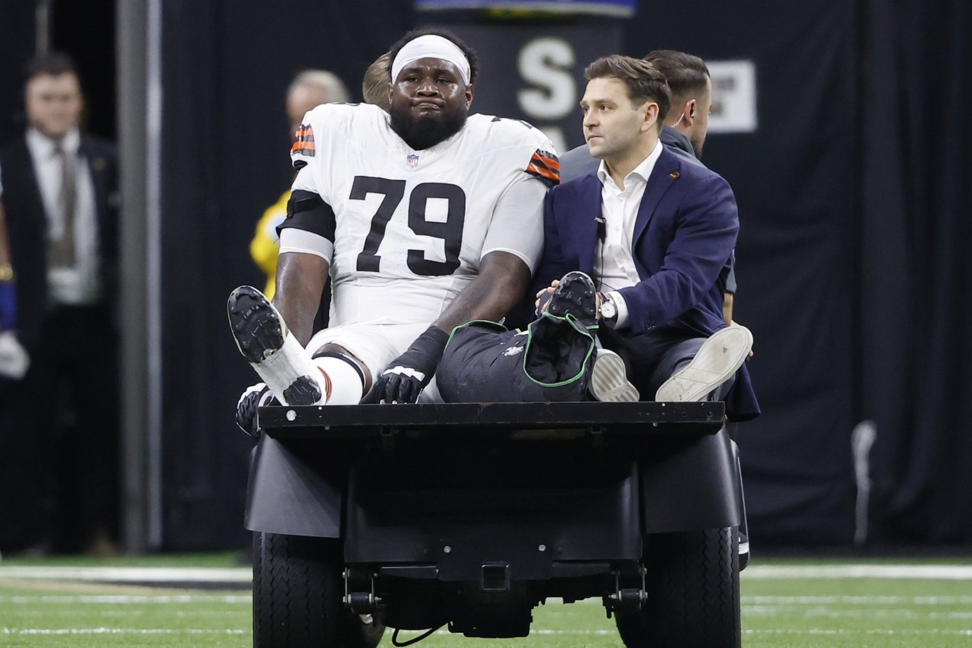 Browns LT Dawand Jones carted off with an ankle injury that will require season-ending surgery | iNFOnews.ca