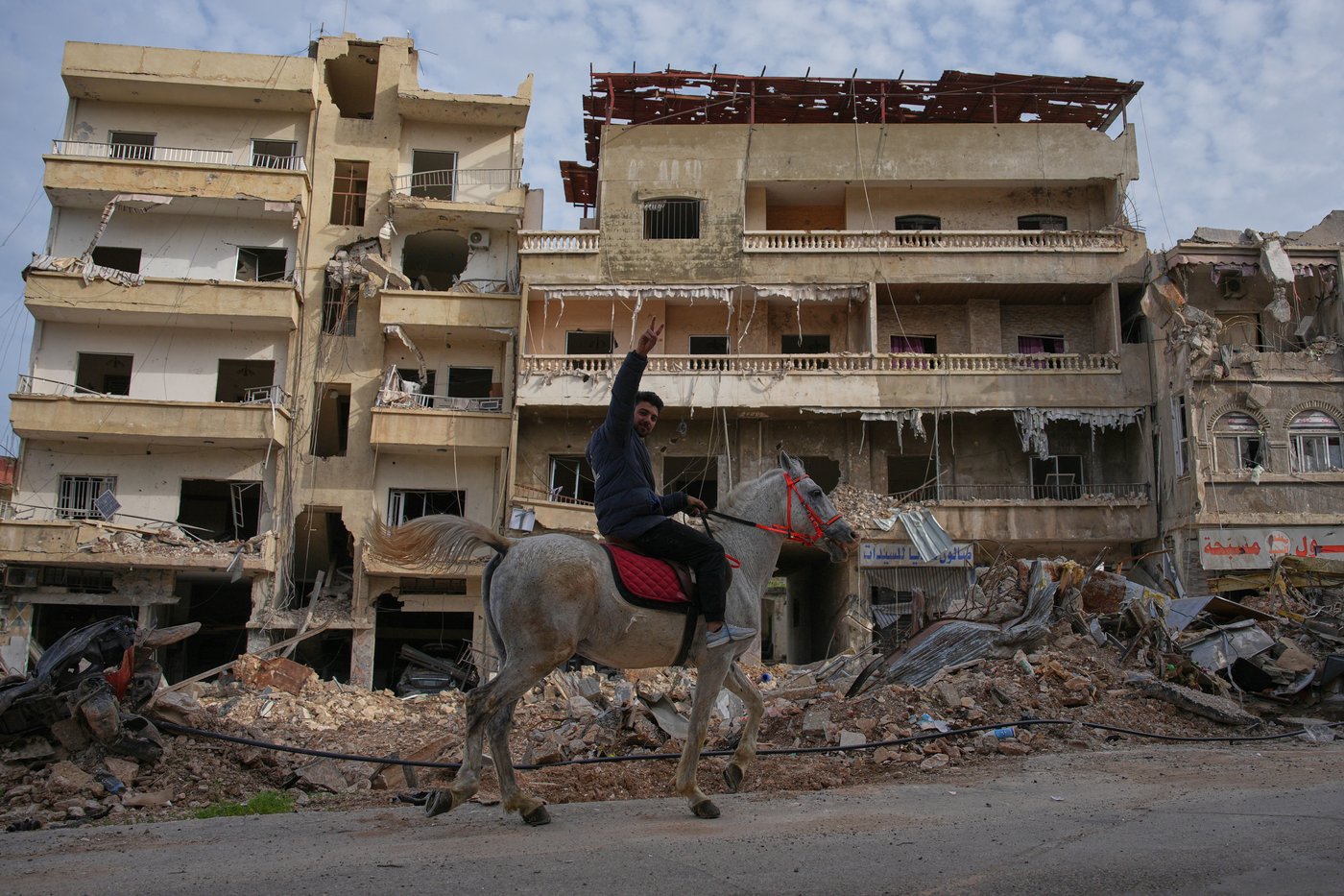Displaced Lebanese return to villages following Israel and Hezbollah ceasefire in photos | iNFOnews.ca