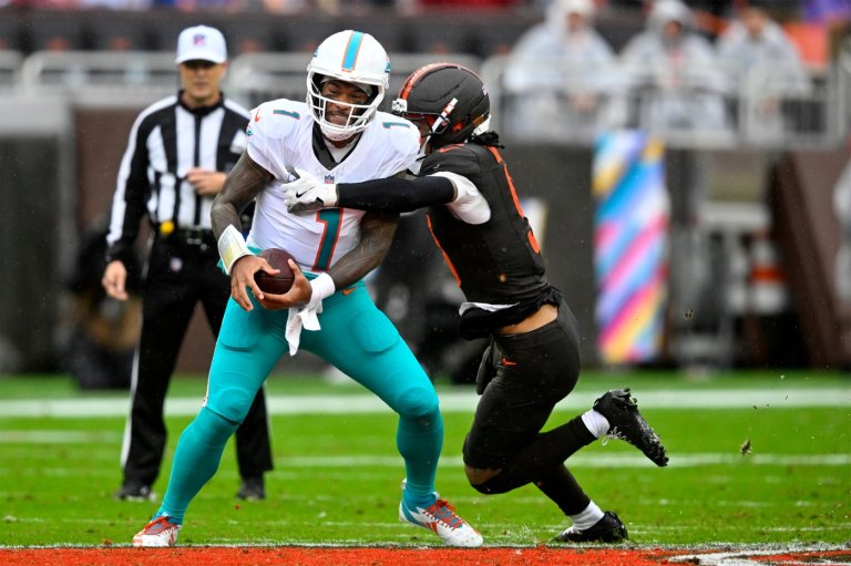 Embattled Dolphins coach Mike McDaniel appears out of answers after falling to 1-6 in loss to Browns | iNFOnews.ca