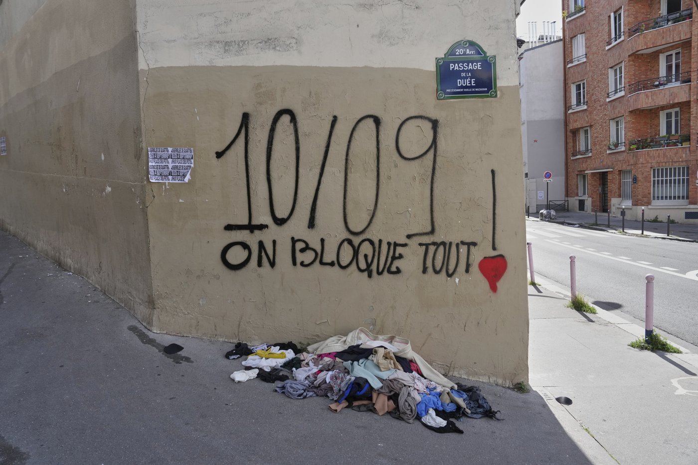 'Block Everything' protests and pigs' heads roil France as Macron installs new PM | iNFOnews.ca 'Block Everything' protests and pigs' heads roil France as Macron installs new PM | iNFOnews.ca
