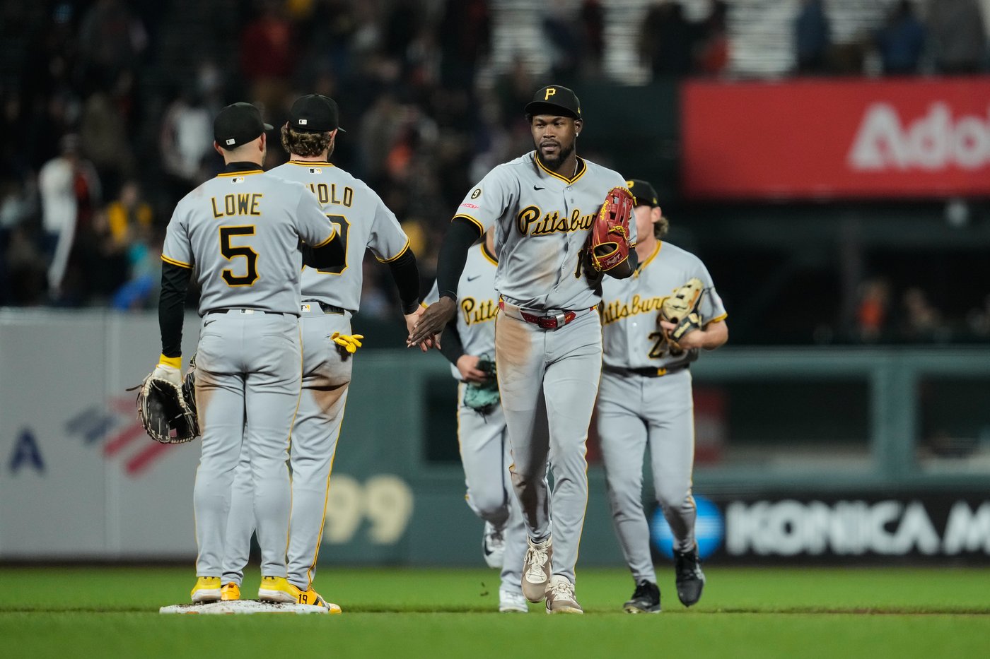 Pirates get a season-high 20 hits and beat the Giants 13-3 | iNFOnews.ca
