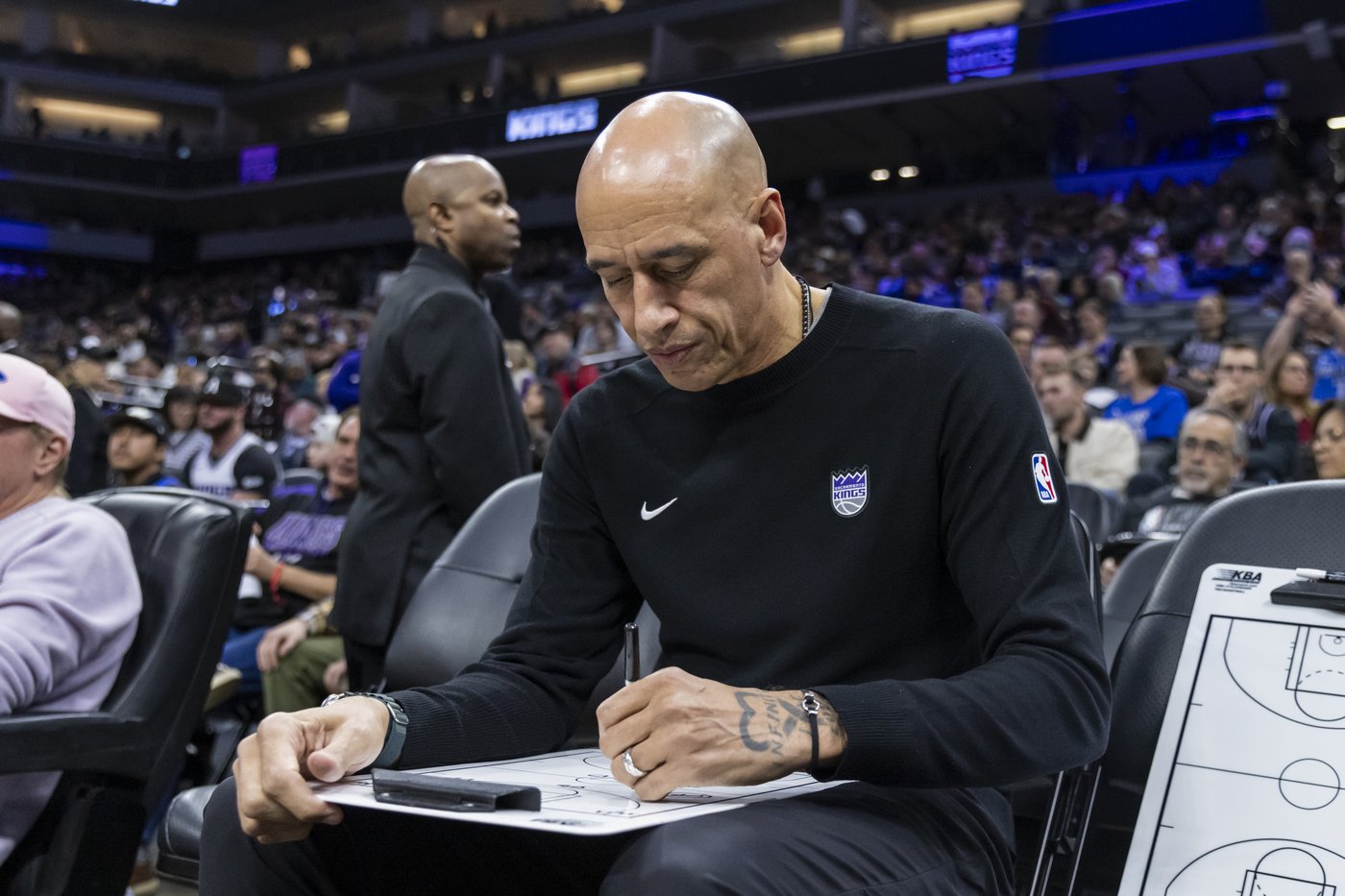 Fox has 33 points, Kings beat Mavericks 110-100 as Christie wins first after becoming interim coach | iNFOnews.ca
