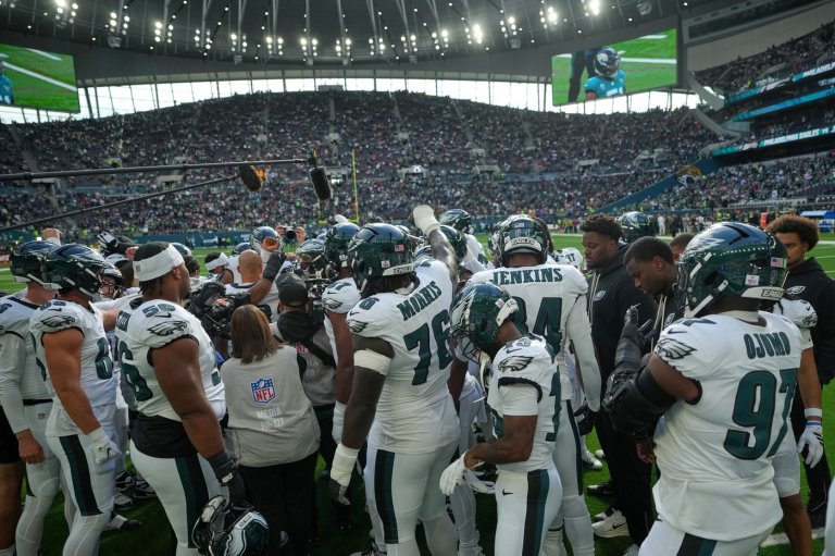 Two ejections on opening kickoff of Eagles-Jaguars game in London | iNFOnews.ca
