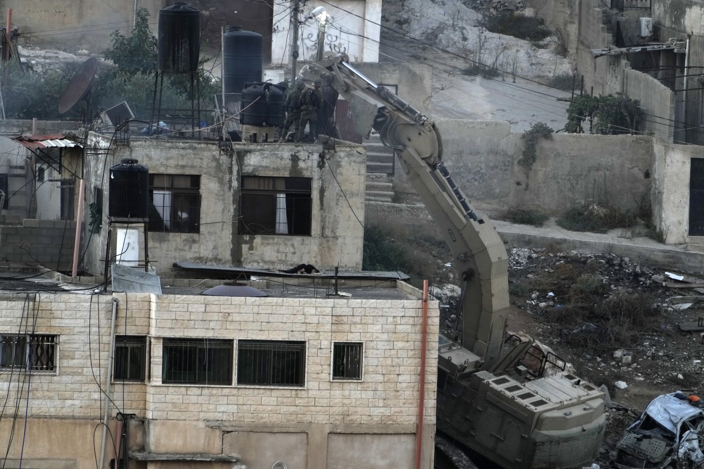 Israeli soldiers pushed three apparently lifeless bodies from roofs during a West Bank raid | iNFOnews.ca Israeli soldiers pushed three apparently lifeless bodies from roofs during a West Bank raid | iNFOnews.ca