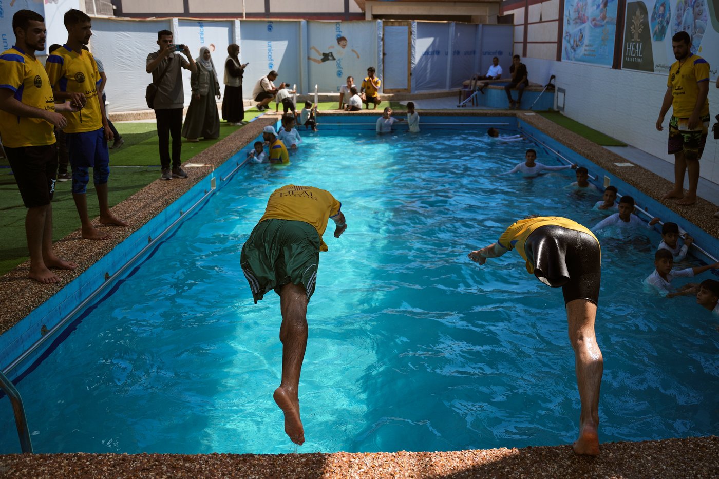Palestinian children who lost limbs in the Israel-Hamas war learn to swim in Gaza, in photos | iNFOnews.ca