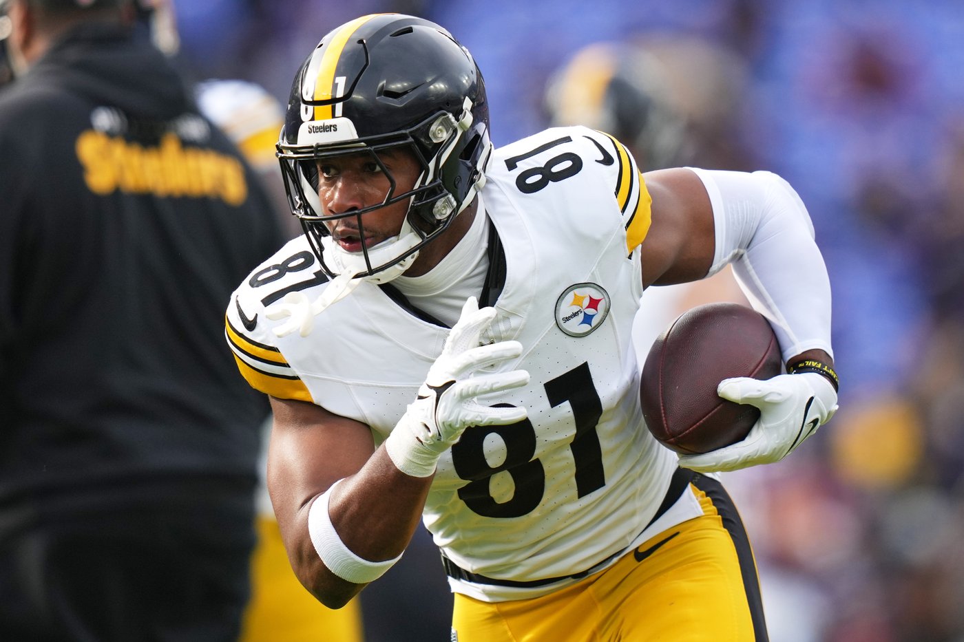 Tight end Jonnu Smith released by Steelers after disappointing 2025 season | iNFOnews.ca