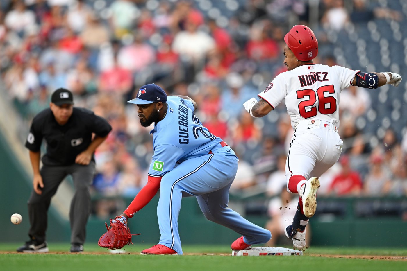Blue Jays slugger Vladimir Guerrero Jr. leaves game with right hamstring tightness | iNFOnews.ca Blue Jays slugger Vladimir Guerrero Jr. leaves game with right hamstring tightness | iNFOnews.ca