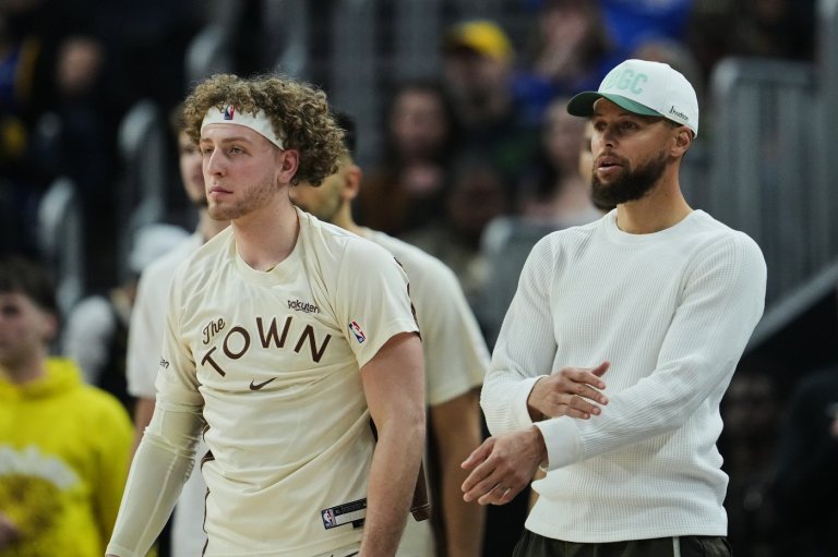 Stephen Curry, Warren Buffett team up for philanthropic project, shooting lessons | iNFOnews.ca