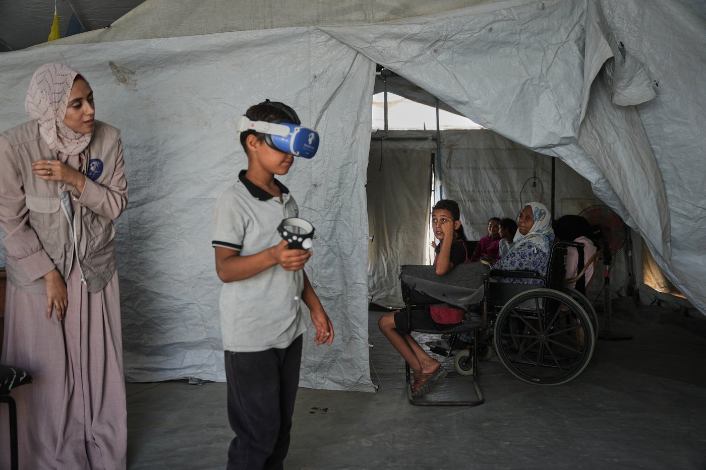 Photos of virtual reality sessions offering psychological support in Gaza | iNFOnews.ca