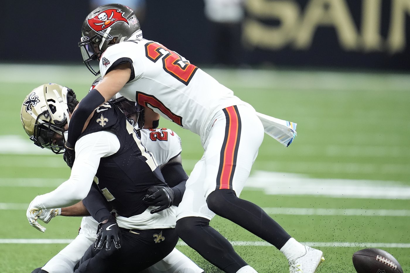 Saints receiver Chris Olave sidelined against Tampa Bay by an unflagged helmet-to-helmet hit | iNFOnews.ca Saints receiver Chris Olave sidelined against Tampa Bay by an unflagged helmet-to-helmet hit | iNFOnews.ca