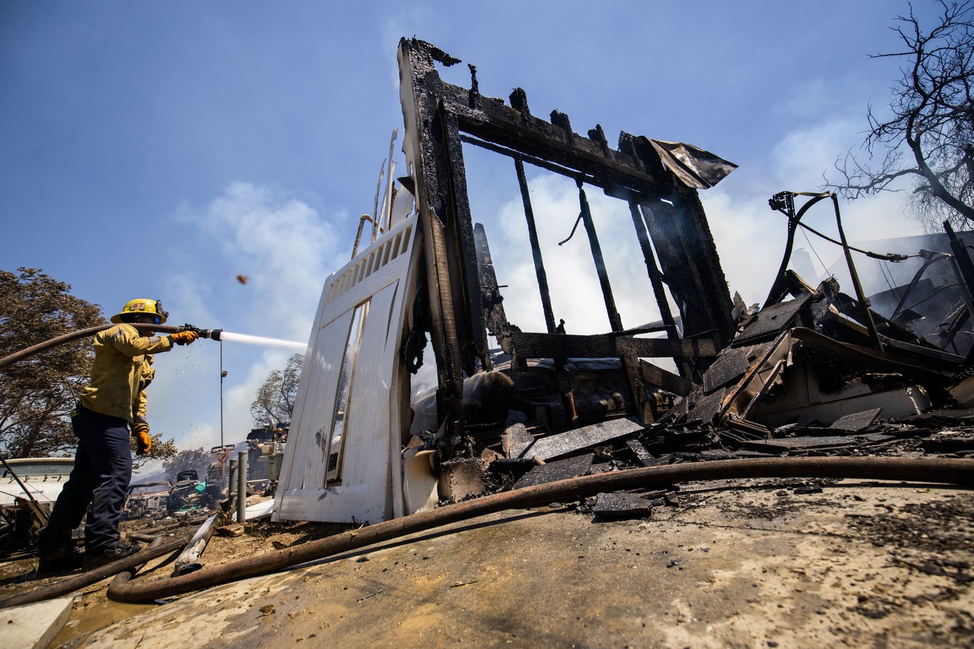 Photos show firefighters battling Southern California blaze | iNFOnews.ca