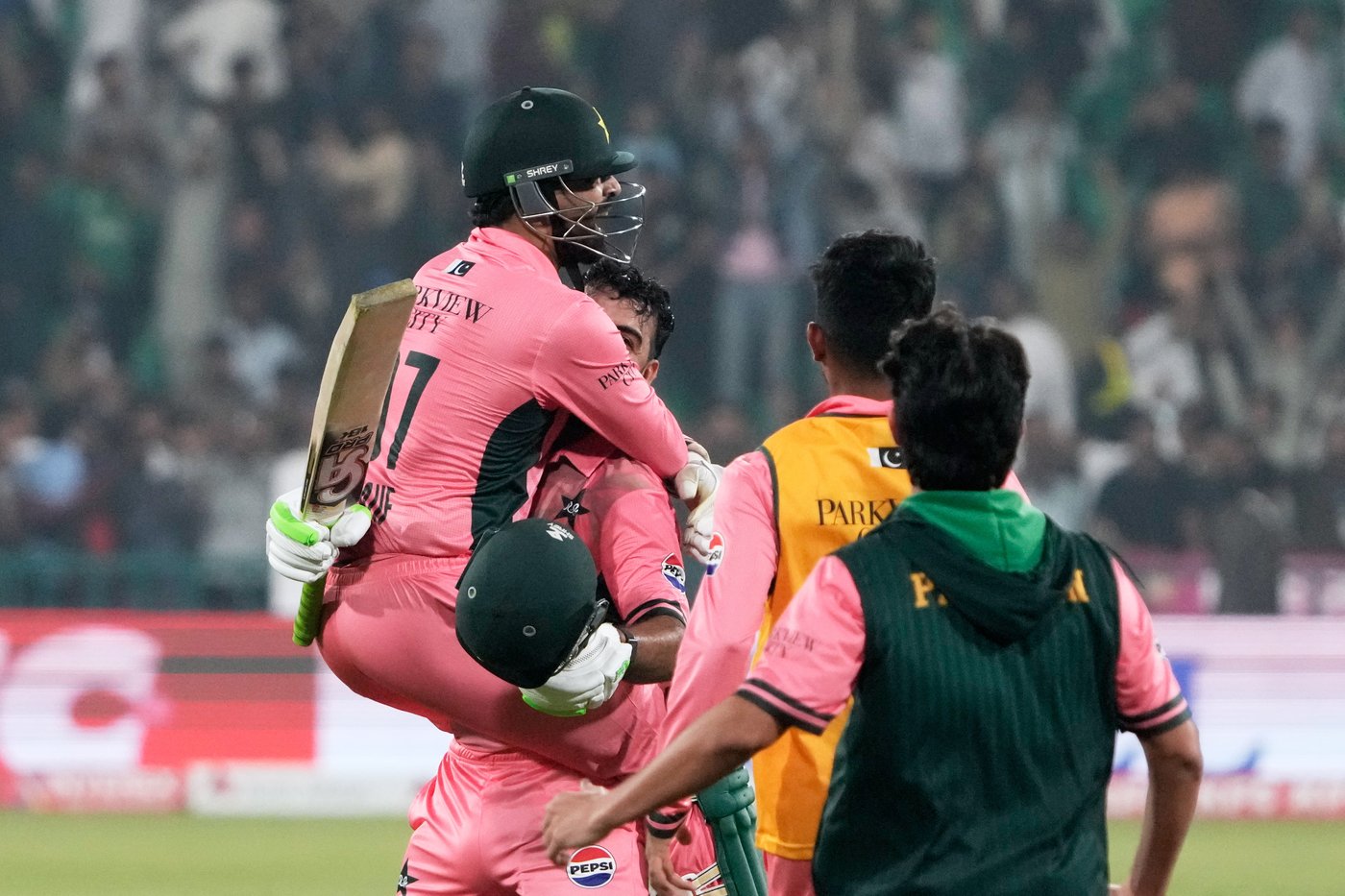 Shadab Khan’s epic century sparks a 1-wicket Pakistan victory over England | iNFOnews.ca Shadab Khan’s epic century sparks a 1-wicket Pakistan victory over England | iNFOnews.ca