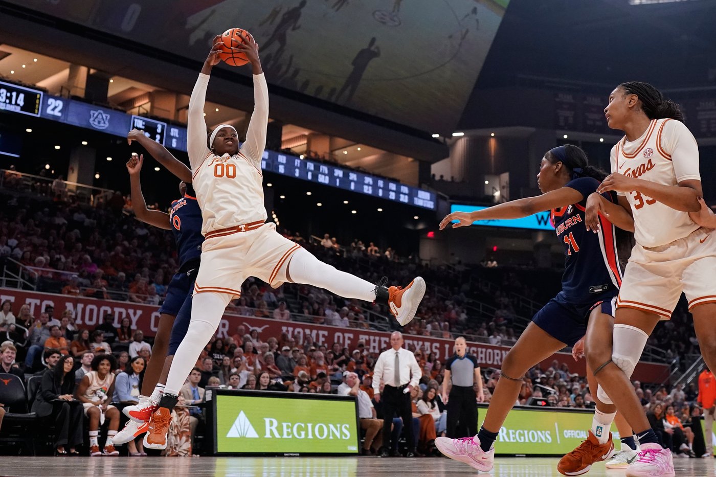 Kyla Oldacre's career-best 23 points help No. 2 Texas rout Auburn 97-36 | iNFOnews.ca