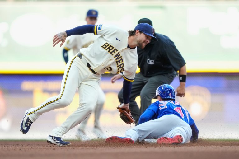 Brewers rally in 8th and hold off comeback attempt in 9th for 4-3 win over Cubs | iNFOnews.ca