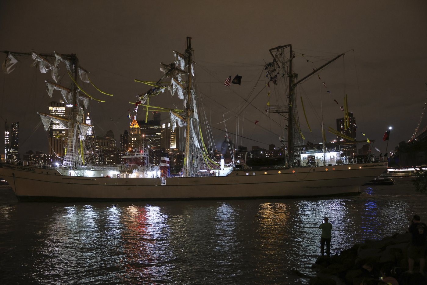 AP PHOTOS: Mexican tall ship strikes Brooklyn Bridge, snapping masts and killing 2 crew members | iNFOnews.ca