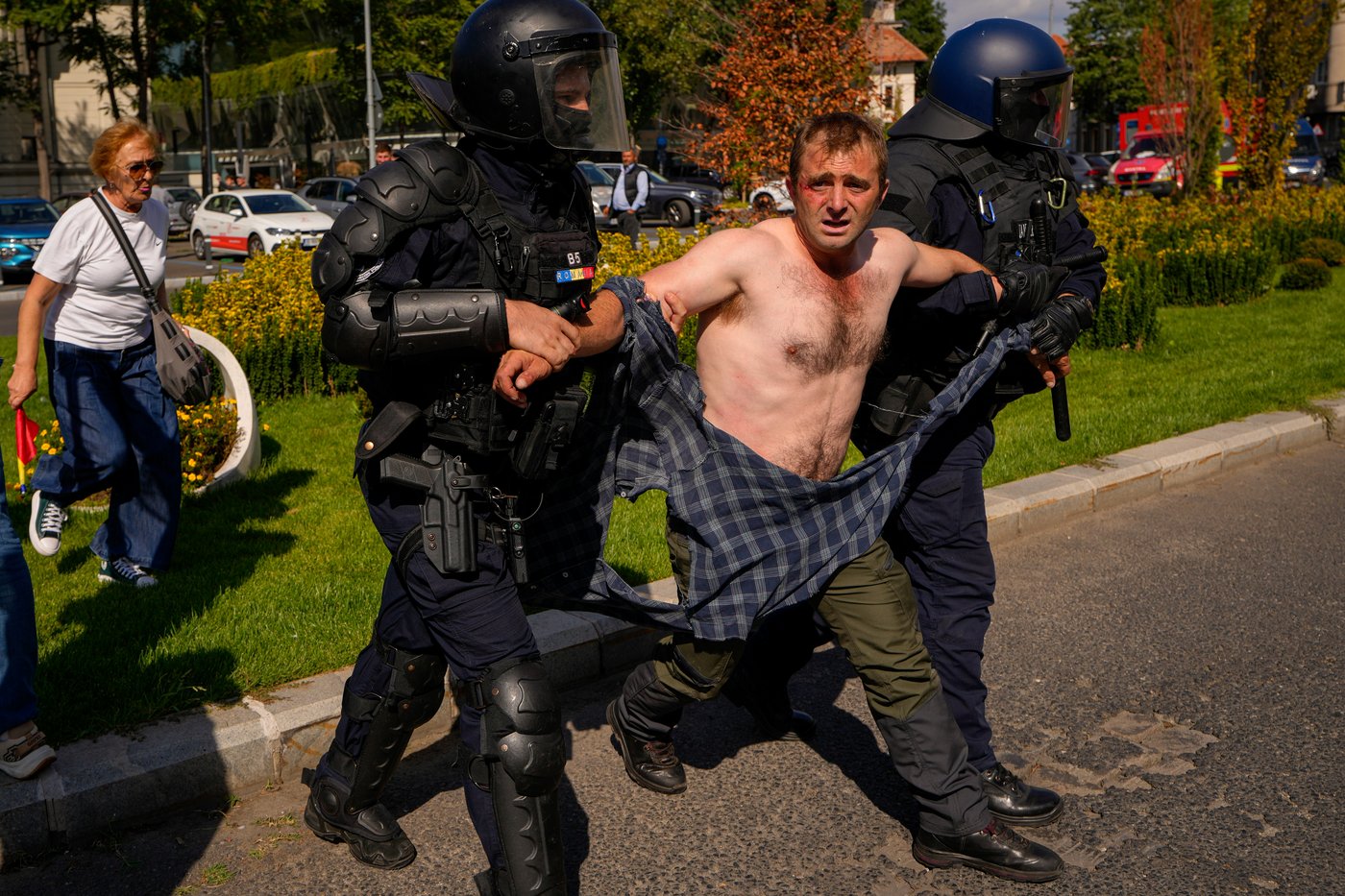 Photos of Romanian farmers protesting export restrictions | iNFOnews.ca