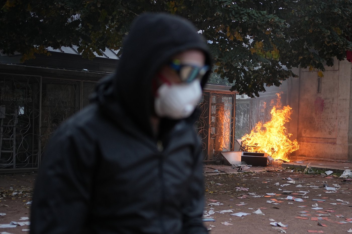 Clashes, fires and looting break out as protesters rally across France, joining students | iNFOnews.ca