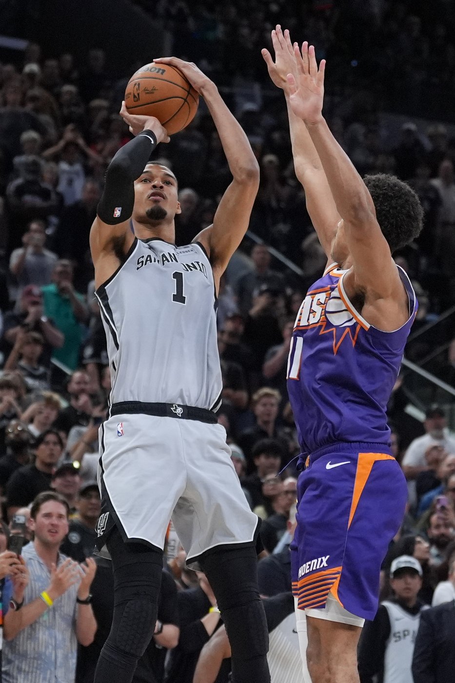 Wembanyama leads Spurs by Suns to end 6-season playoff drought, stirring memories of historic run | iNFOnews.ca