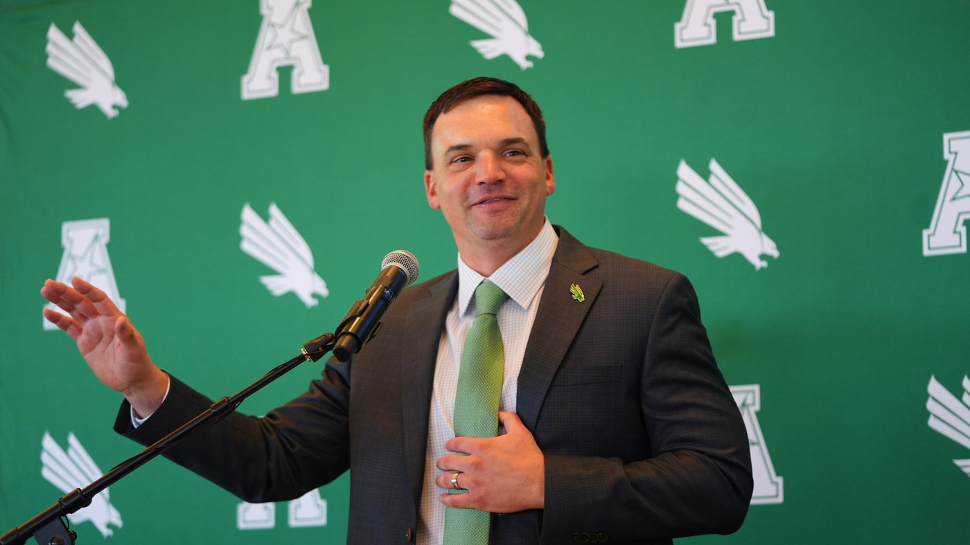 Neal Brown hopes to retain players after No. 23 North Texas made CFP push | iNFOnews.ca Neal Brown hopes to retain players after No. 23 North Texas made CFP push | iNFOnews.ca
