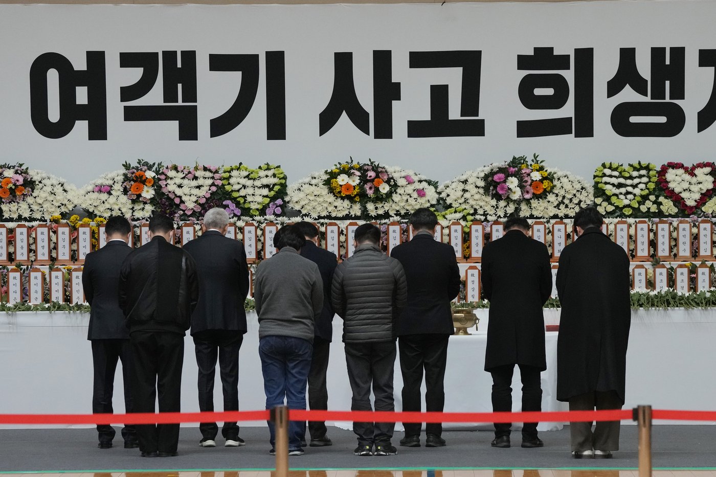 Jetliner skids off runway and bursts into flames while landing in South Korea, killing 179 | iNFOnews.ca Jetliner skids off runway and bursts into flames while landing in South Korea, killing 179 | iNFOnews.ca