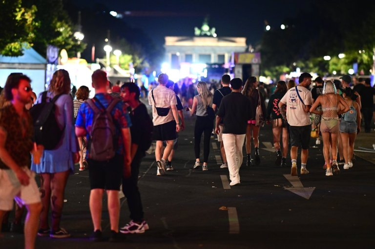 Several people are injured at Berlin's LGBTQ+ march after a car drives into the crowd | iNFOnews.ca