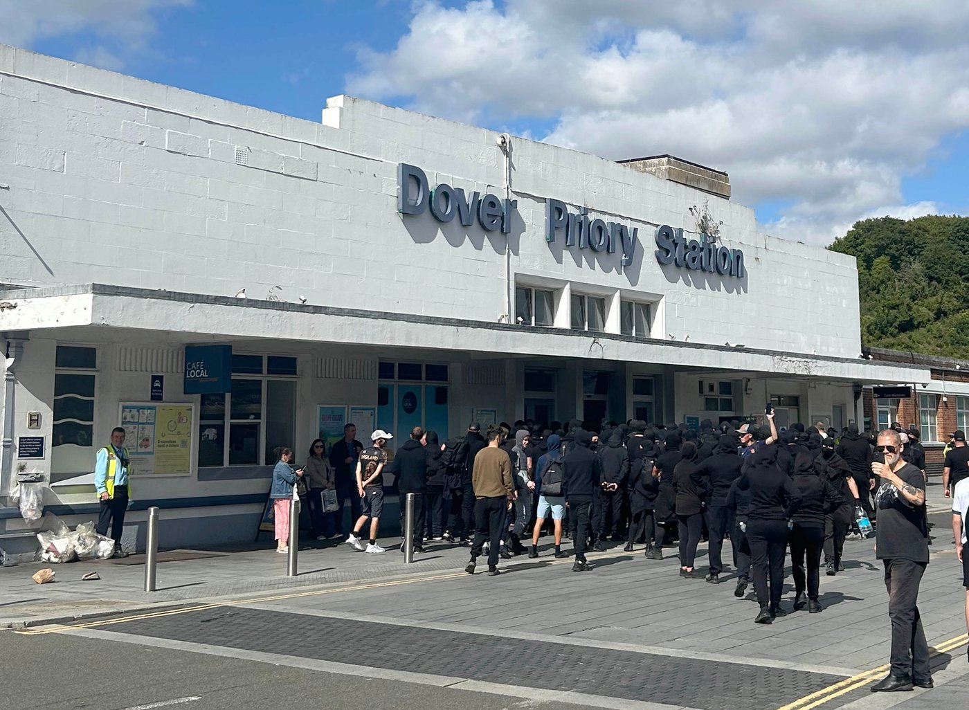 Masked men block roads into Dover port in England in apparent anti-immigrant protest | iNFOnews.ca