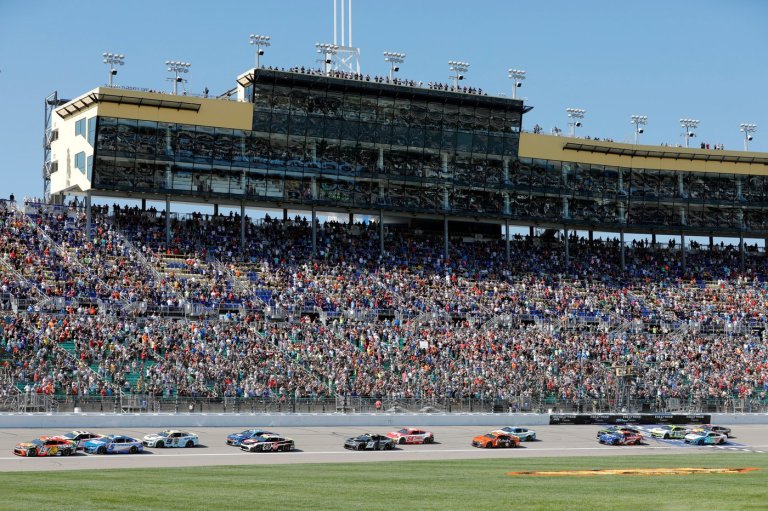 Elliott steals Kansas Speedway race in wild overtime finish, secures spot in 3rd round of playoffs | iNFOnews.ca