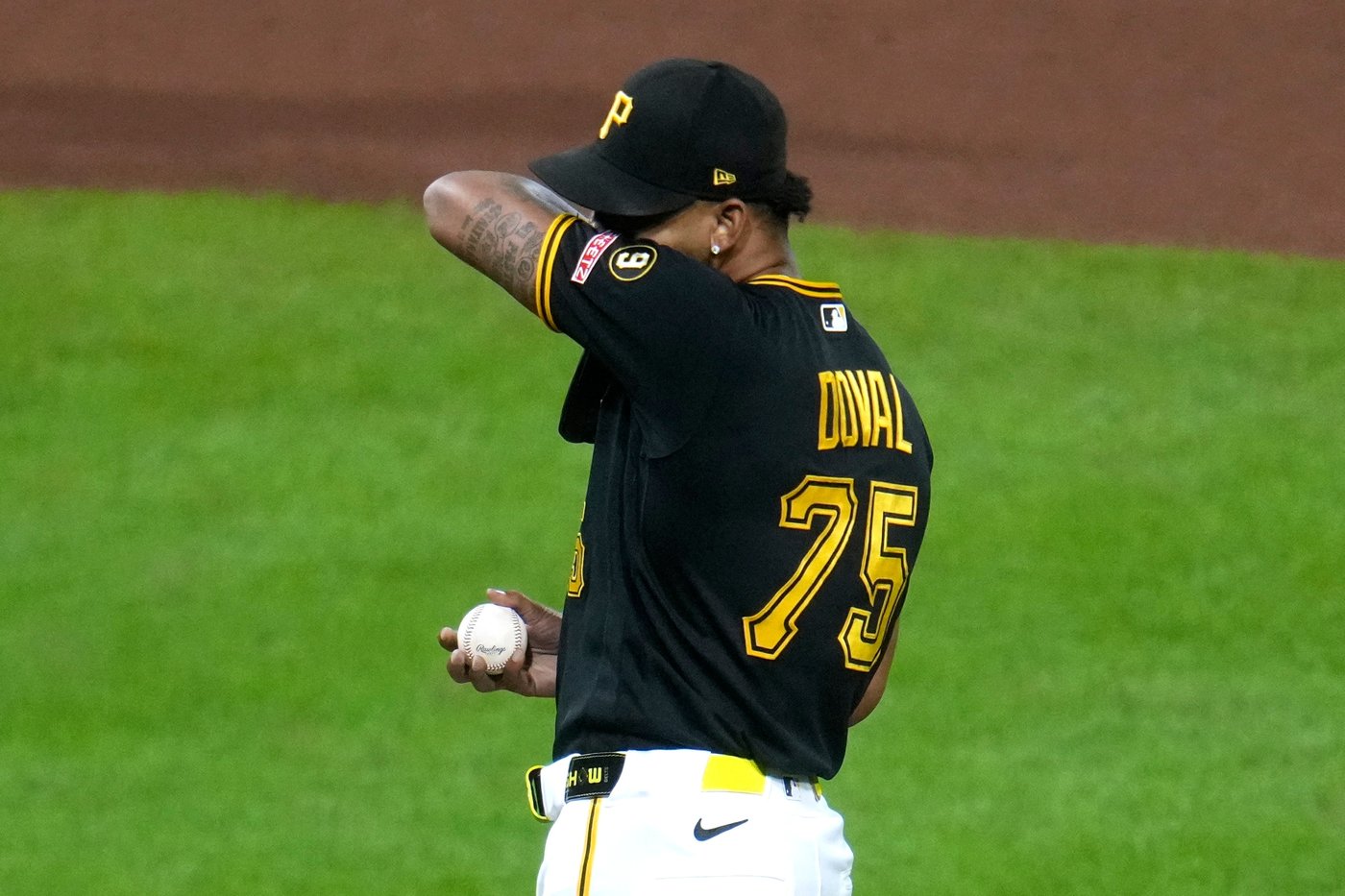 Brandon Lowe's go-ahead homer in the 8th lifts the Pirates past the Royals, 6-5 | iNFOnews.ca
