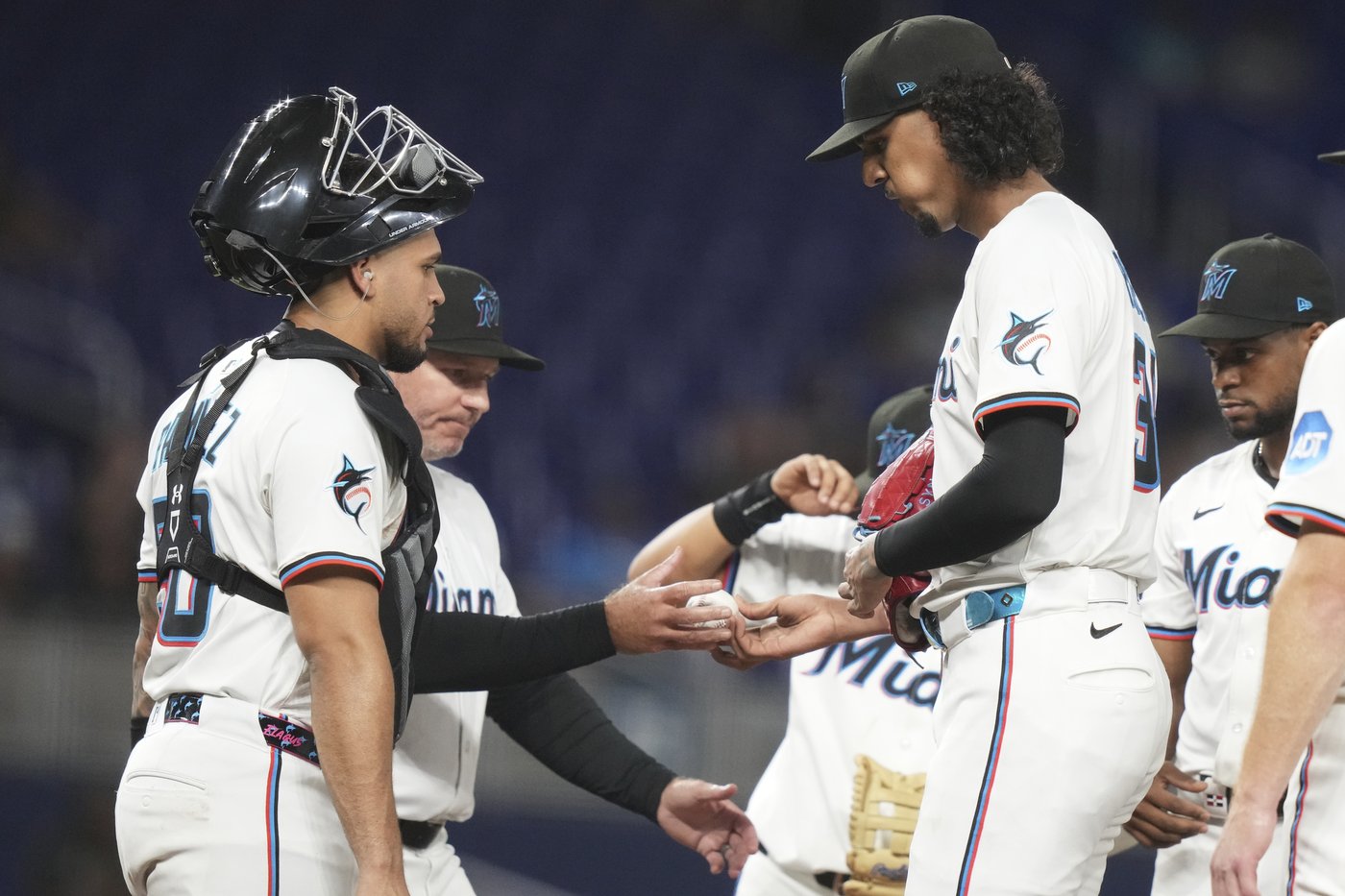 Cardinals snap 5-game losing streak with 8-3 win over Marlins | iNFOnews.ca