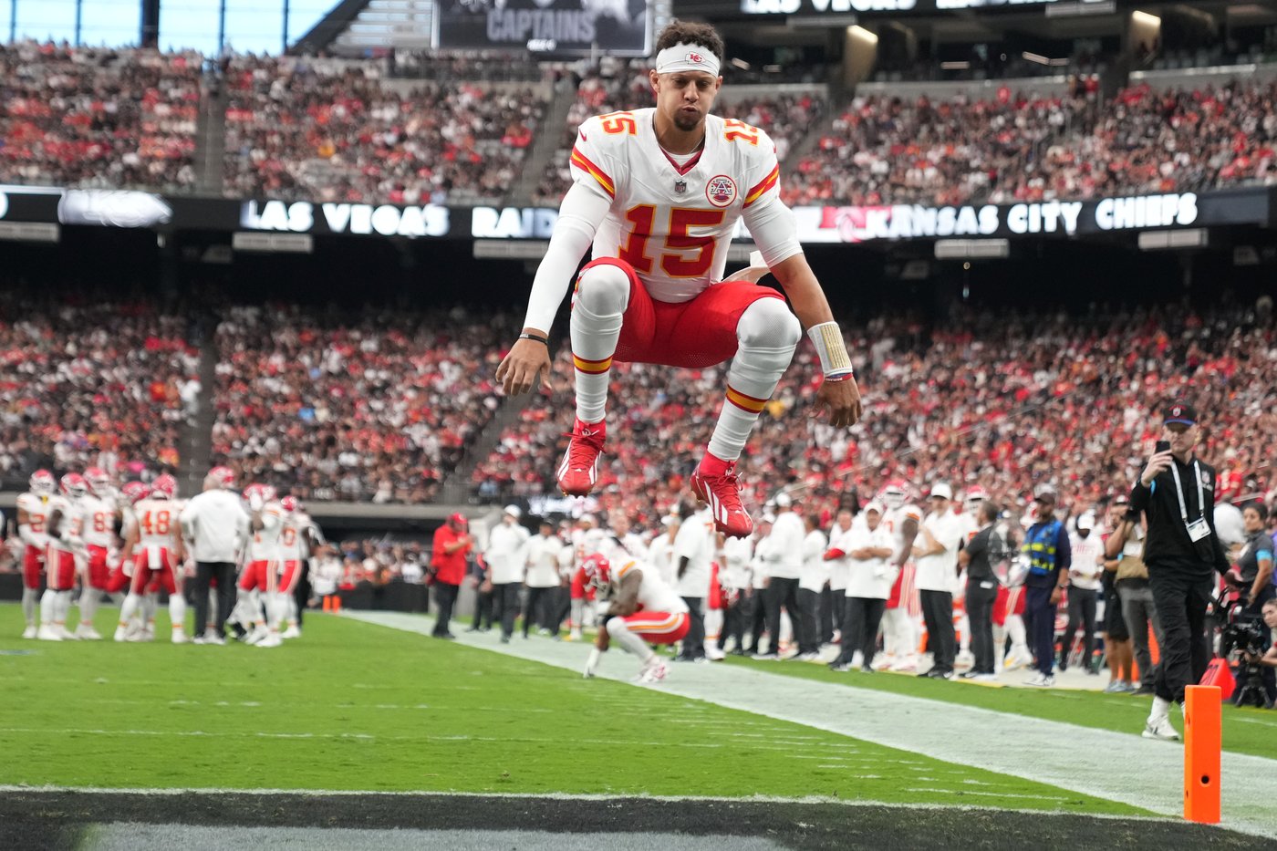 Chiefs beat the Raiders 30-27 to move to 4-0 behind Patrick Mahomes and Kenneth Walker III | iNFOnews.ca