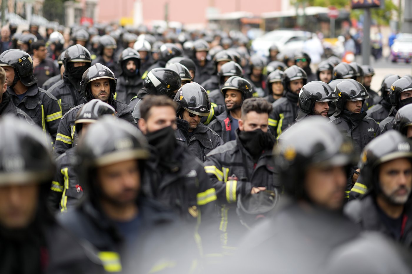 Portuguese firefighters protest outside parliament over labor conditions | iNFOnews.ca Portuguese firefighters protest outside parliament over labor conditions | iNFOnews.ca