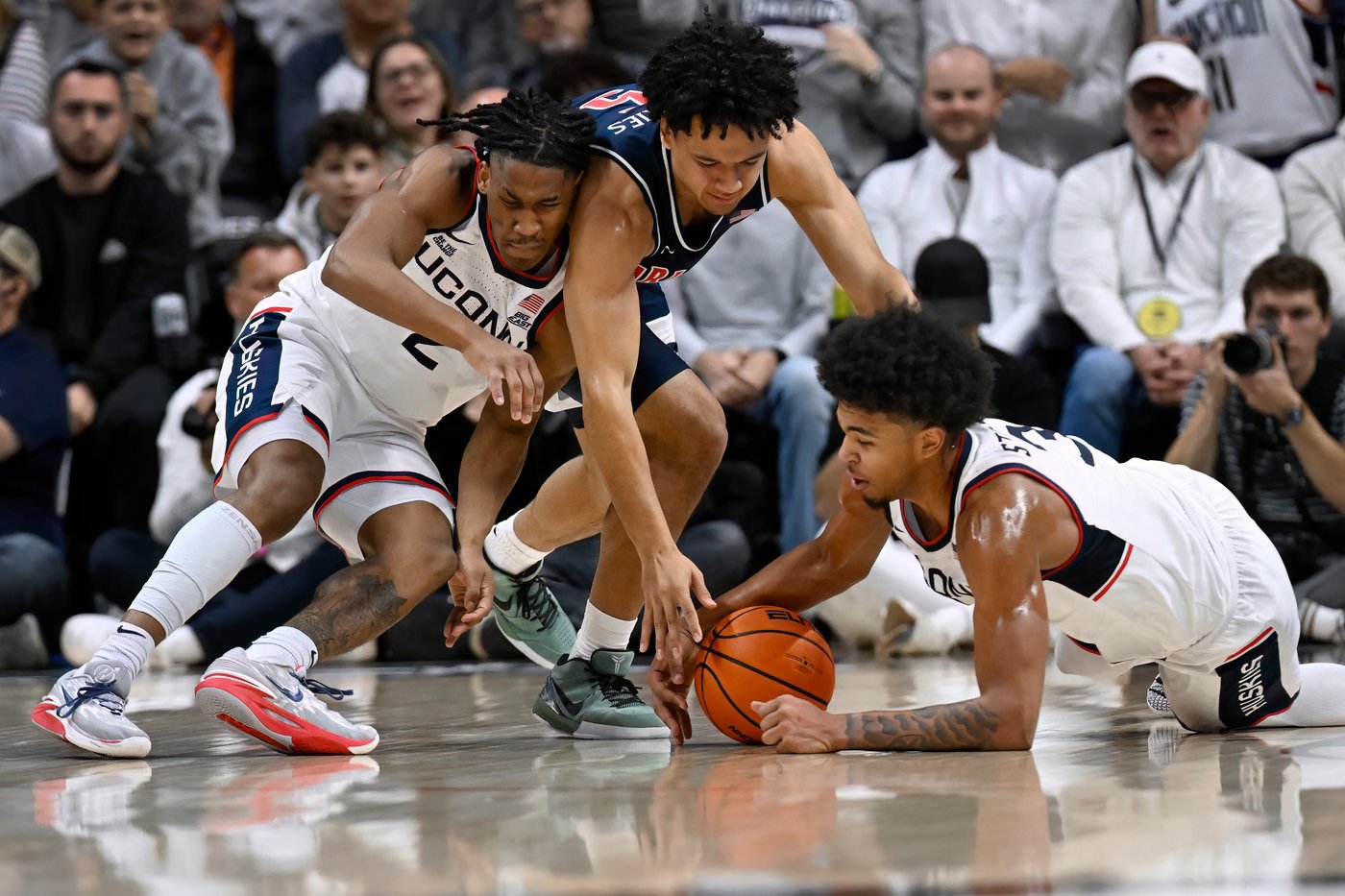Jaden Bradley scores 21 points to lead No. 4 Arizona past No. 3 UConn 71-67 | iNFOnews.ca