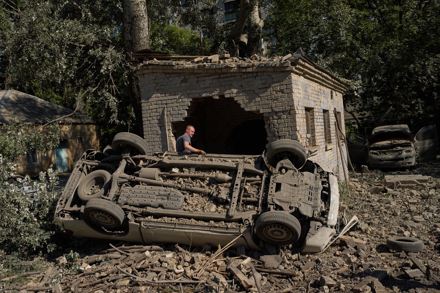 Photos show Kyiv residents clutching pets, collecting bodies after Russian missile and drone attack | iNFOnews.ca